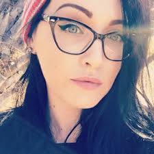 Lesa Lee (@anonnomnomness)