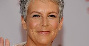 Jamie lee curtis is an american actress who has headlined popular films such as 'halloween,' 'a fish called wanda,' 'true lies' and 'freaky friday.' the daughter of actors tony curtis and janet leigh, jamie lee curtis embarked on her own celebrated acting career by starring in the horror classic. 7 Fakten Uber Jamie Lee Curtis Cinema De