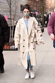Why selena gomez wasn't at the 2021 grammy awards. Promis Unterwegs Stars Gesichtet 2021 Gala De