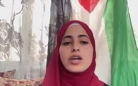 وقالت والدة منى الكرد لقد تم اعتقال منى من بيتنا بالشيخ جراح الذي تم اقتحامه من قبل مخابرات وفي تصريح سابق للكرد، نشرت الصحفية والناشطة الاجتماعية منى الكرد، أنها. Levuud8gdhroim