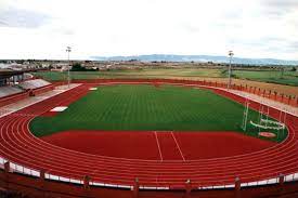 On a standard outdoor running track, it is one lap around the track. 400 Metros Planos Ecured