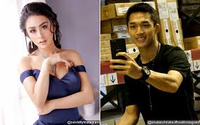 Mereka kerap mengambil foto selfie dan berbagi earphone berdua. Pamer Foto Bareng Bikin Iri Calon Bayi Selvi Kitty Didoakan Mirip Jonatan Christie