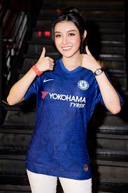 Mới đây, trên trang fanpage thế giới của câu lạc bộ bóng đá chelsea đã đăng tải hình ảnh của á hậu huyền my mặc chiếc áo xanh với dòng chia sẻ: Huyá»n My Xem Ä'áº¡i Chiáº¿n Mu Chelsea Cung Quáº¿ Ngá»c Háº£i Ngoi Sao
