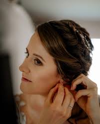 Als Hochzeitfotografin bin ich dem Brautpaar wirklich ganz nahe. Deshalb  ist es unglaublich wichtig, dass die Harmonie zwischen uns stimmt. So gerne  bin ich an eurem grossen Tag dabei und zwar nicht