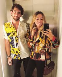 Sueño cuando era pequeño sin preocupación en el corazón sigo viendo aquel momento se desvaneció, desapareció. Alvaro Alvarosolermusic And Sofia Sofiaellar Yesterday In Madrid Wearing Very Nice Trendy And Colorful Shirts Alvaro Sofia Ellar Alvaro Soler Sofia