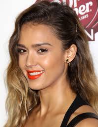 On a parlé de tie and dye , puis de ombré hair , et maintenant de sombré hair … commençons par un. Jessica Alba Cheveux Miel Jessica Alba Albas