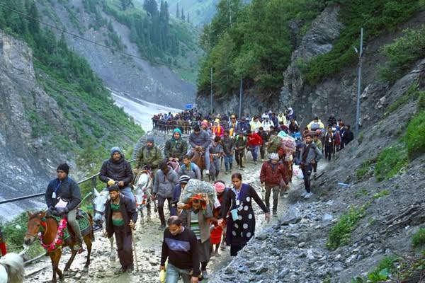 अमरनाथ यात्रा: तीर्थयात्रियों का एक और जत्था जम्मू के भगवती नगर आधार शिविर  से कश्&zwj;मीर घाटी के लिए रवाना हुआ | आकाशवाणी न्यूज़