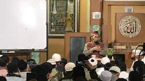 Ustadz adi hidayt memiliki lembaga studi islam dan pengembangan dakwah. Berawal Dari Mimpi Bertemu Rasul Dakwah Adi Hidayat Sesak Atensi