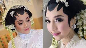 Meskipun berhijab, pengantin jawa tetap bisa memilih paes loh. 7 Make Up Paes Untuk Yang Berhijab Nggak Usah Melepas Hijab Untuk Menikah Kaya Kahiyang Tribunstyle Com