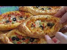البيتزا التركية بعجينة قطنية و هشة لا تفوتكم pizza turque recette facile youtube in 2021 recipes potato recipes side dishes lebanese recipes
