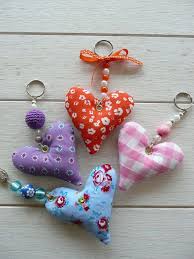 De La Couleur Rien Que De La Couleur Decoration Diy Tuto Crochet Et Papier Porte Cle Coeurs En Tissu Projets De Couture