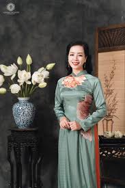 Các thương hiệu gắn liền với áo dài dĩ nhiên trong dịp nhu cầu tăng cao cũng tung ra những mẫu mã vô cùng đặc biệt. Ao Dai Cho Máº¹ Co Dau Chu Rá»ƒ