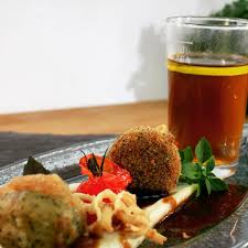 Dreierlei Rindermark Frittiert Und Zu Einer Praline Verarbeitet Dazu Sellerie Puree Und In Einer Consomme Als Shot Rind Praline Sellerie Puree Conso