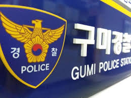 경북 구미의 빌라에서 방치돼 안타깝게 숨진 3세 여아의 친모가 외할머니인 것으로 확인돼 충격을 주고 있다. ë¯¸ë¼ë¡œ ë°œê²¬ëœ êµ¬ë¯¸ 3ì„¸ ì—¬ì•„ ì™¸í• ë¨¸ë‹ˆê°€ ì¹œëª¨ì˜€ë‹¤