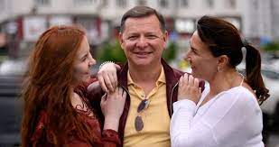 А тим часом на відео у facebook політик та його дружина росіта жартома. Oleg Lyashko Vdruge Stav Batkom Regionews Ua