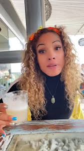 Un poco de humor no hace daño😂🤣🤭 #voyatomarunvasitodecoñac #chona  #chonachallenge #humor #comedia #paratii #carlitagonzalesm #actress  #comparte