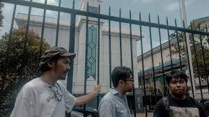 Karena bisa saja mereka tidak mau menandatangani kontrak dengan kamu, karena cd demo yang kamu masukkan tidak sesuai dengan jenis musik yang biasa mereka orbitkan. Wisata Mengenang Irama Records Label Rekaman Pertama Indonesia