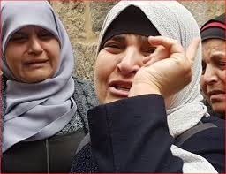 طرد عائلة مقدسية وتسليم منزلها للمستوطنين وصاحبة المنزل تردد: "اخدوا  داري... ذكريات واحلامي... اخدوا زوجي وابني... المستوطن جوا وانا برا الدار".  https://royanews.tv/news/175086