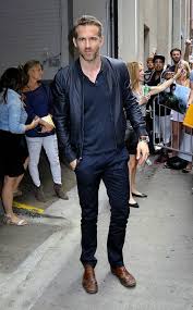 Ryan Reynolds Trendy Look 2017 Blonder Mann Lederschuhe In Braun Lederjacke Mann Lassig 80er Jahre Mode Manner Outfit Business Casual Frauen