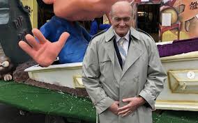 Veel vijven en zessen, de zesde zaalshow van jacques vermeire, ging op 3 oktober 2015 in het was de eerste keer dat jacques zijn legendarische typetje dimitri de tremmerie oftewel ddt op de. Opschudding Sterft Ddt In Fc De Kampioenen Nieuws365