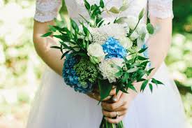 How much do wedding bouquets. Average Cost Of Wedding Flowers In 2021 Yeah Weddings