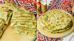 Instructiunile si modul de preparare pentru reteta de placinta cu mere il gasiti in clipul de mai jos! Turte Cu CeapÄƒ Verde O ReÈ›etÄƒ DelicioasÄƒ De Post Youtube