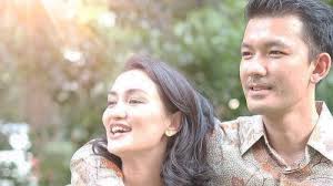 Penjelasan Atiqah Hasiholan Tentang Gosip Tak Serumah dengan Rio Dewanto