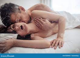 夫妇有亲密的性在床库存图片. 图片包括有白种人, 满意度, 女性, 浪漫, 休闲, 言情, 肉欲, 拥抱- 87353935