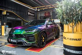 It was unveiled on 4 december 2017 and was put on the market for the 2018 model year. Lamborghini Urus Color Flow Wrapstyle
