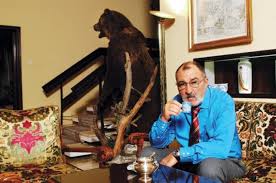 Ion țiriac este, de asemenea, unul dintre cei mai bogați români, fiind proprietarul unui număr mare de firme în domeniul bancar, auto și cel al transporturilor. Imagini Rare Din Casa Lui Ion Å£iriac Cum AratÄ LocuinÅ£a Celui Mai Bogat Roman Galerie Foto