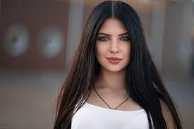 Giovane e bella ragazza con i capelli neri e gli occhi verdi seduto in erba e fiori viola su sfondo verde nella . Modelle Modella Capelli Neri Profondita Di Campo Ragazza Occhi Verdi Sfondo Hd Wallpaperbetter