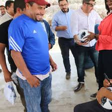 Dünyanın en çok gol atan kalecilerinden biri olan campos kariyeri boyunca 40 gole imza atmıştır. Fifa Legend Jorge Campos Visits Guatemala With The Fifa Foundation Fifa Com