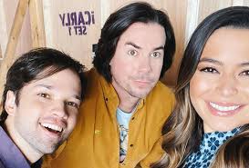 The revival picks up nearly 10 years after the original show ended, and finds carly shay, the original influencer, and her friends navigating work, love and their family in their twenties. Icarly Revival Cast Photo Miranda Cosgrove Original Actors On Set Tvline