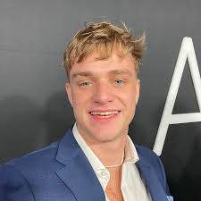 Andrew Mize's Instagram, Twitter & Facebook