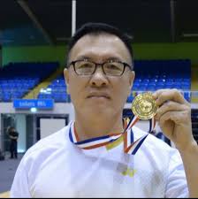 Around 10 years ago, a member of my community, Mr Richard Sim, created a  badminton family when he gathered a group of badminton enthusiasts. He  united a diverse range of people from