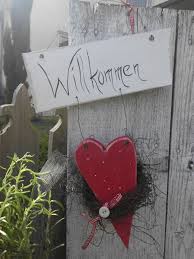 Holzherz Mit Willkommensschild Im Shabby Landhaus Look Hausture Dekoration Weiss Rot Haus No 7 Mit Bildern Bastelprojekte Weihnachtsdekoration Willkommensschild Holz Herz