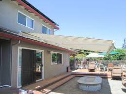 Retractable Awnings Come In Thousands Of Color And Style Combinations Motorized Awnings Are Powered By Somfy Motors And Can B Toldo Cobertura Patio De Quintal
