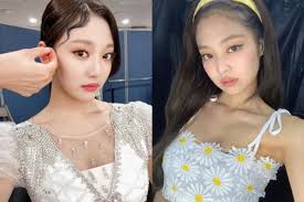 Jennie being the idol of idols blackpink jennie sunbaenim is my role model. i think it's really cute how many idols (especially rookies) out there love trendsetter jennie pins chanel ribbon as hair tie tweaking chanel tweed suits kt (largest korean telecom) most viewed videos soldout. Disebut Mirip 10 Adu Pesona Ningning Aespa Dan Jennie Blackpink