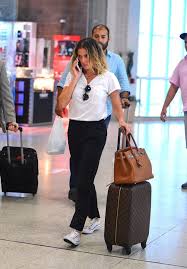 Her birthday, what she did before fame, her family life, fun trivia facts, popularity rankings, and more. Deborah Secco Desfila Com Look Basico Em Aeroporto Look Roupas Deborah Secco
