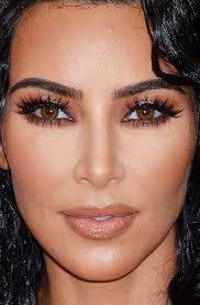 Close Up Of Kim Kardashian At The 2019 Met Gala Kim Kardashian Makeup Looks Kardashian Makeup Kim Kardashian Makeup