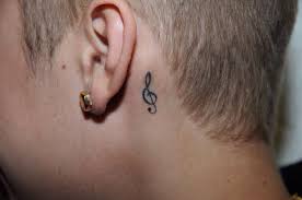 Justin S Behind The Ear Tattoo Tatoeage Ideeen Tatoeages Tatoeage