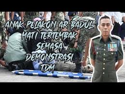 Anak ar badul mati tertembak mp3 & mp4. Anak Pelawak Ar Badul Meninggal Dunia Akibat Tertembak Masa Demonstrasi Tentera Badul Tentera Youtube