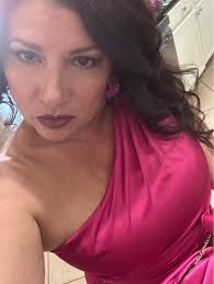 Happy Sunday! Finally have some updated pics! A few more wrinkles than 3  years ago but at least it means I'm smiling!