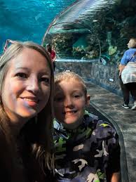 Dolly's statue in Sevierville UL 创視家 الر တေင်မြငု့ခ