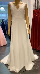 Maybe you would like to learn more about one of these? Brautmode Und Abendmode Von Sunnyf De In Bremen Daphne Schlichtes Brautkleid Mit Chiffonrock Und Spitzenoberteil