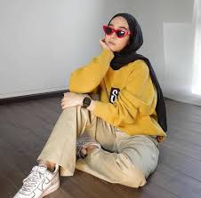 Warna kuning yang sangat muda dan sedikit mengarah ke perpaduan cokelat dan putih ini dijamin bisa membuat hunianmu makin homey. Nggak Norak Coba Padu Padan Busana Warna Kuning Cerah Biar Terlihat Sporty Dan Ceria Gaya Model Pakaian Gaya Berpakaian Model Pakaian