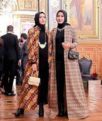 Inilah model gamis batik pekalongan terbaru model modern kombinasi polos, bunda dan kaka bisa memilikinya karena kami juga. 12 Inspirasi Model Gamis Batik Kombinasi Gotomalls