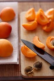 Decoupe Des Abricots Pour Les Financiers Recettes De Cuisine Abricot Recette