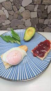 بيض مسلوق من دون قشر poached eggs food breakfast eggs