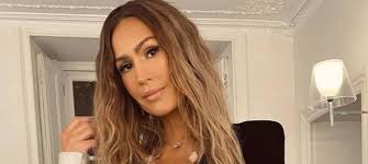 J'ai eu des années de jeune femme difficiles, j'ai fait des mauvais choix, je le regrette, a expliqué. Vitaa Tres Complice Avec Slimane Dans Les Coulisses Des Enfoires 2021 Mce Tv